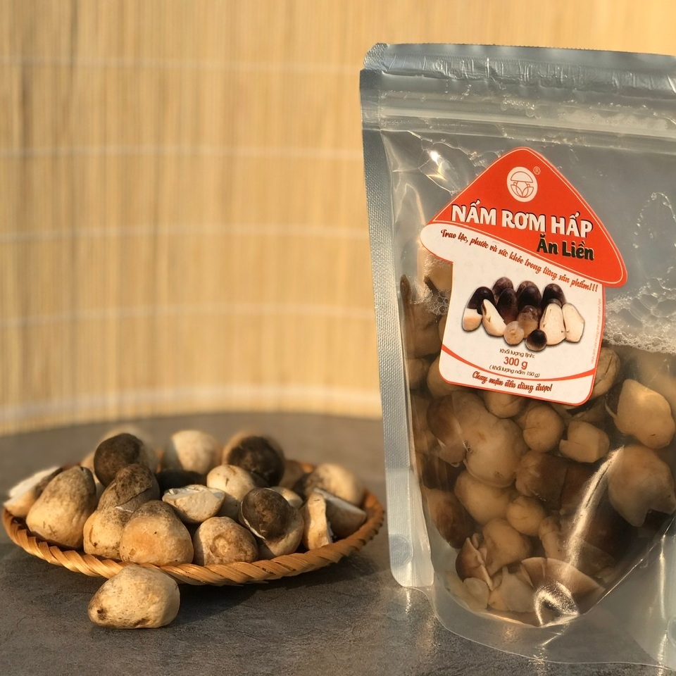 Chọn nấm rơm tươi