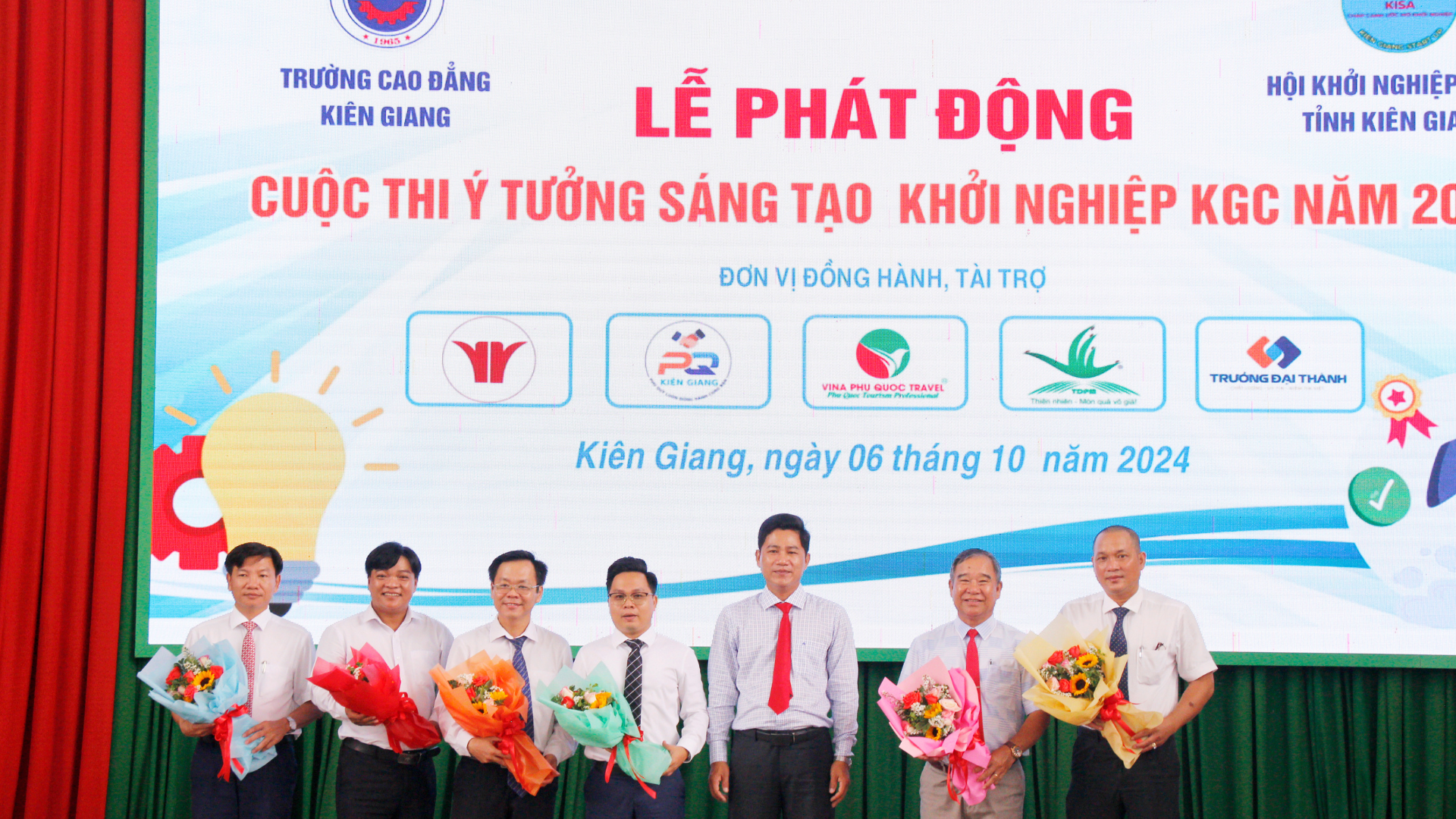 Tặng hoa cho nhà tài trợ