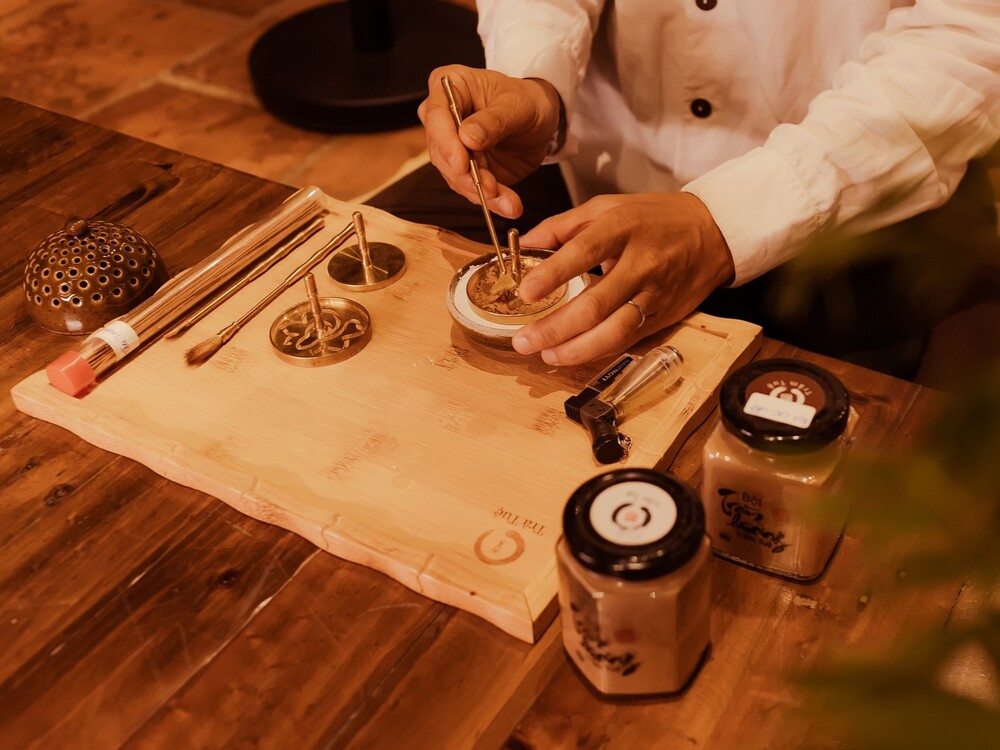 Dịch vụ thưởng bột trầm nghệ thuật