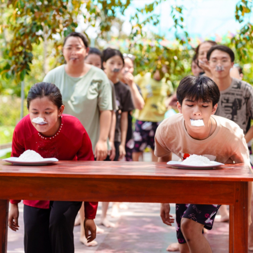 Trò Chơi Chuyền Bột Bằng Miệng Tập Thể – Hấp Dẫn Và Vui Nhộn Tại Tuấn Tường