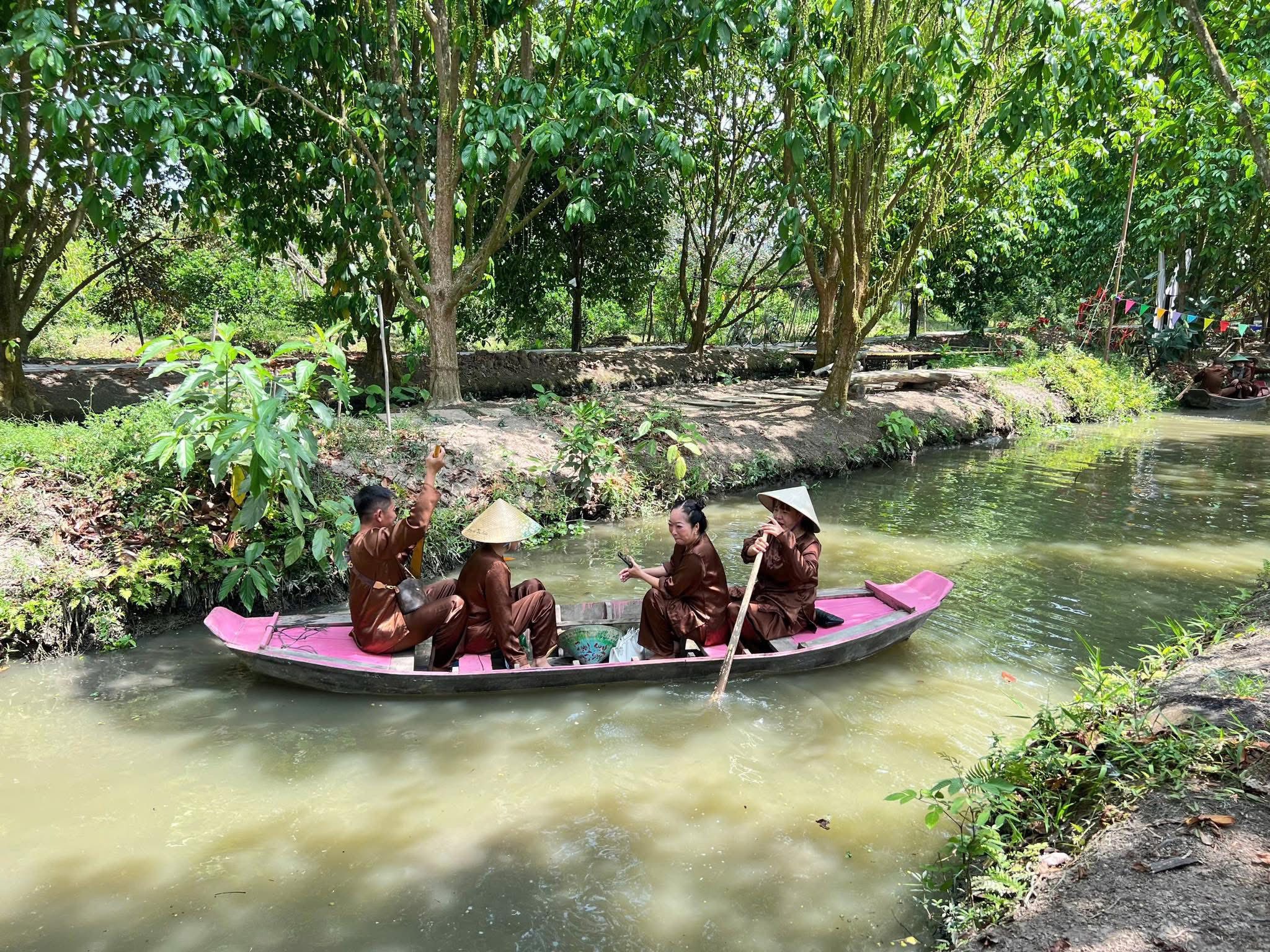 Buổi trưa: Trải nghiệm đặc trưng & ẩm thực miền Tây