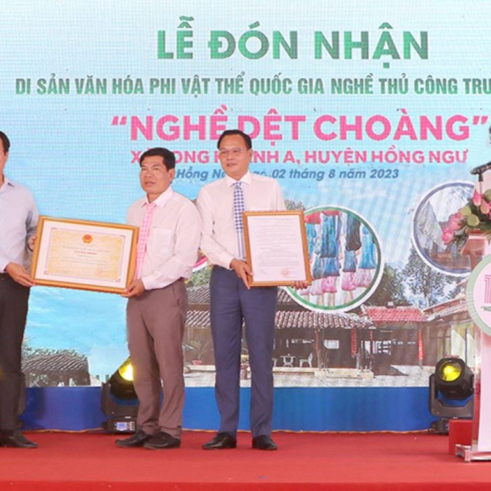 Đón nhận Di sản văn hóa phi vật thể Quốc gia “Nghề dệt choàng”