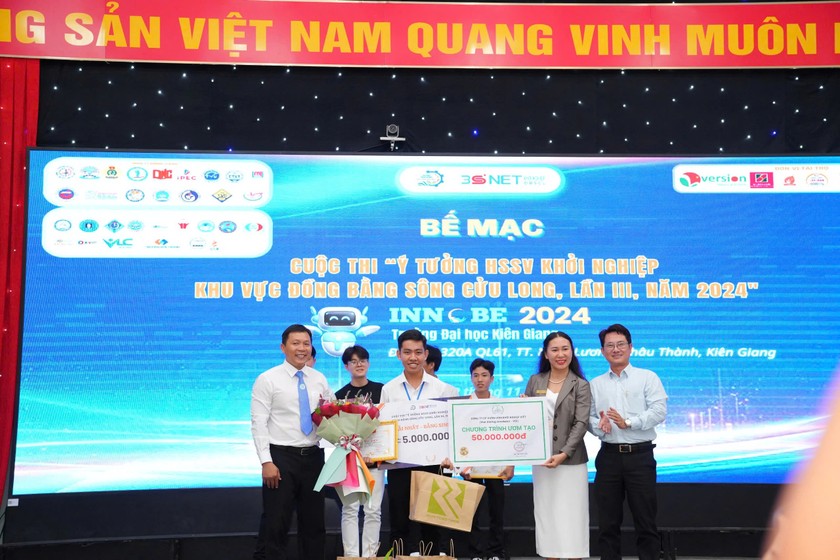 Ban Tổ chức trao giải nhất bảng sinh viên cho dự án Áo giáp hạt giống của sinh viên Trường Đại học Cần Thơ