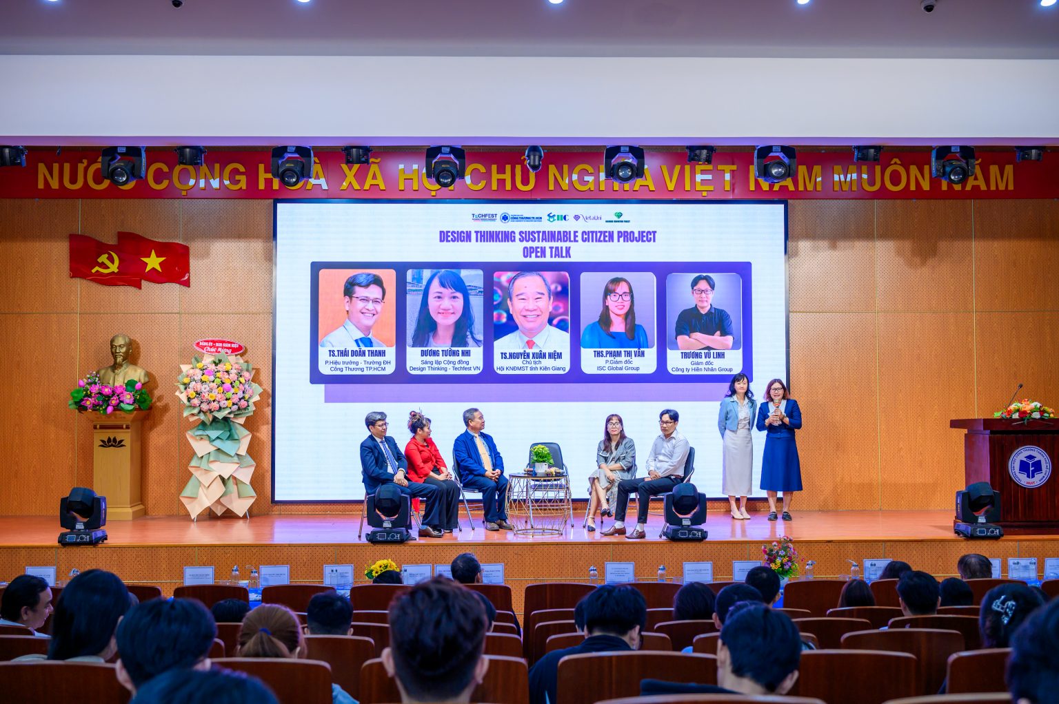 ThS. Hoàng Thị Thoa (đứng bên phải), Giám đốc Trung tâm Đổi mới Sáng tạo và Khởi nghiệp, Trường ĐH Công Thương TP. HCM