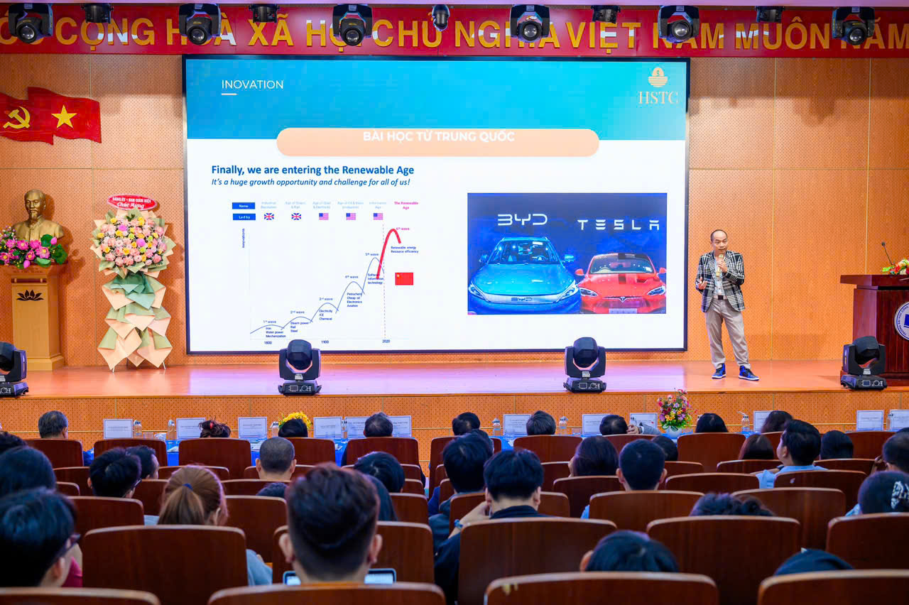 Ông Nguyễn Việt Hưng – Vice Chair – HSTC Fund chia sẻ chủ đề “Tầm nhìn và nguồn lực cho phát triển xanh và bền vững 2025”