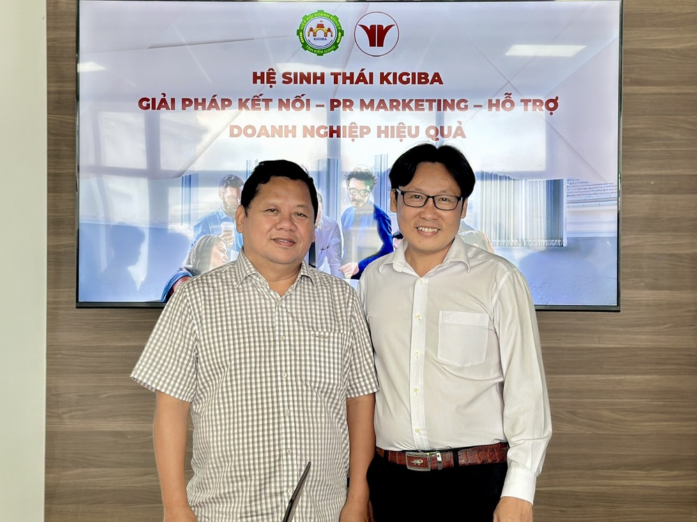 Ông Trương Vũ Linh chụp ảnh lưu niệm cùng Giám đốc﻿ Công Ty Cổ Phần Thủy Sản Tâm Phương Nam