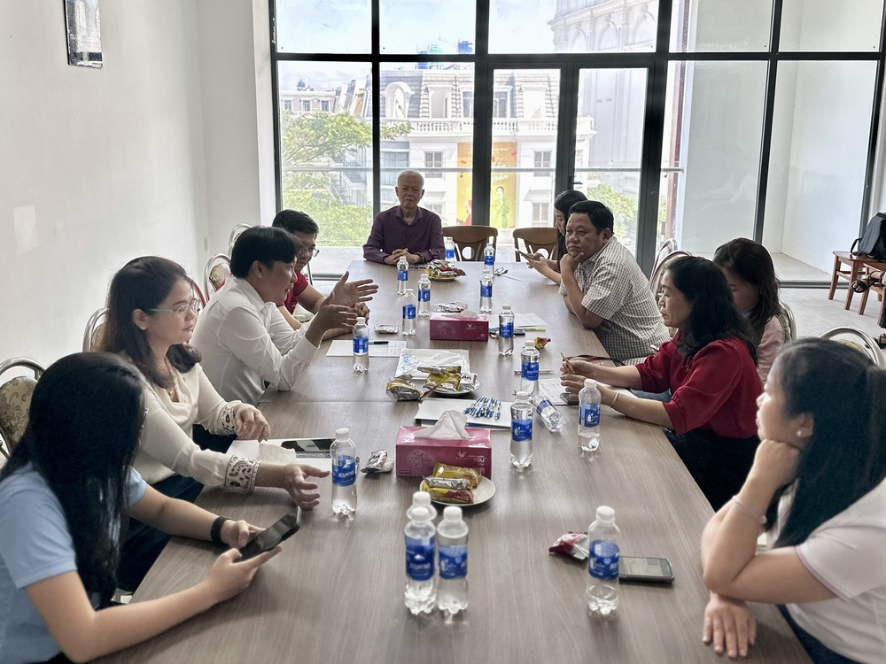 Các đại biểu tham dự tích cực trao đổi trong buổi chia sẻ thân mật