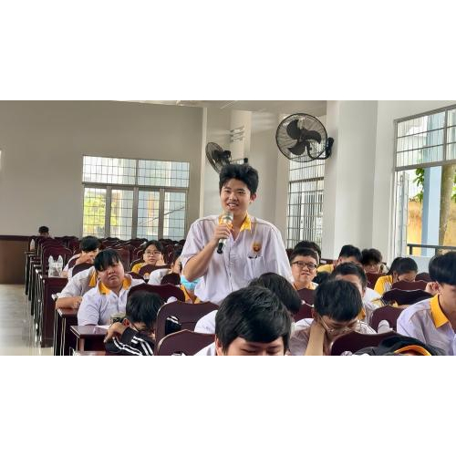 Không khí nghiêm túc cùng sự tập trung cao độ của các bạn sinh viên khi lắng nghe chuyên đề
