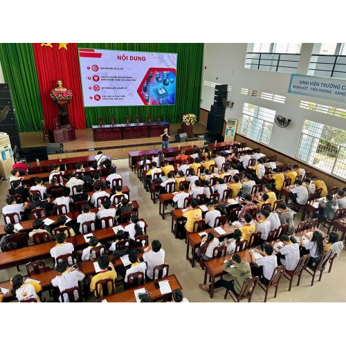 Không khí nghiêm túc cùng sự tập trung cao độ của các bạn sinh viên khi lắng nghe chuyên đề