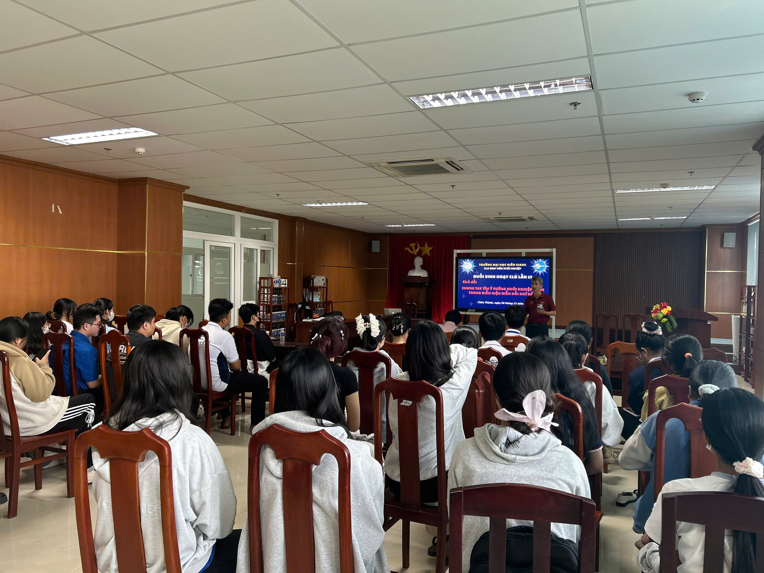 Trao Đổi Với Chuyên Gia Về Vấn Đề Biến Đổi Khí Hậu