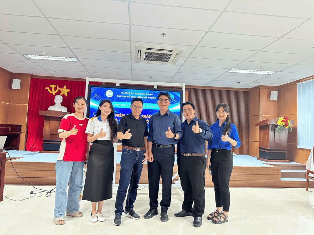 Không khí sôi nổi đến từ những tiết mục mở màn