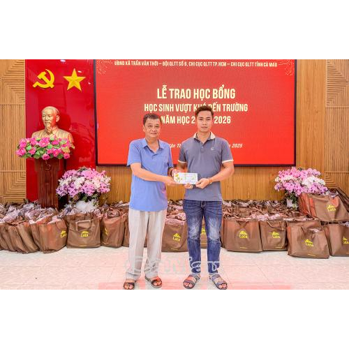 Trao 160 suất học bổng cho học sinh khó khăn xã Trần Văn Thời