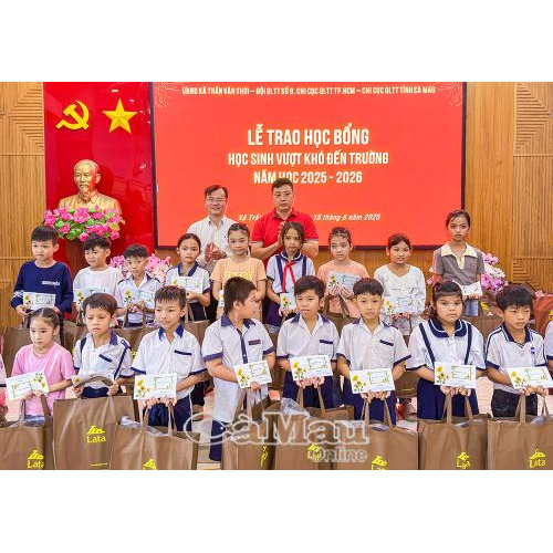 Trao 160 suất học bổng cho học sinh khó khăn xã Trần Văn Thời