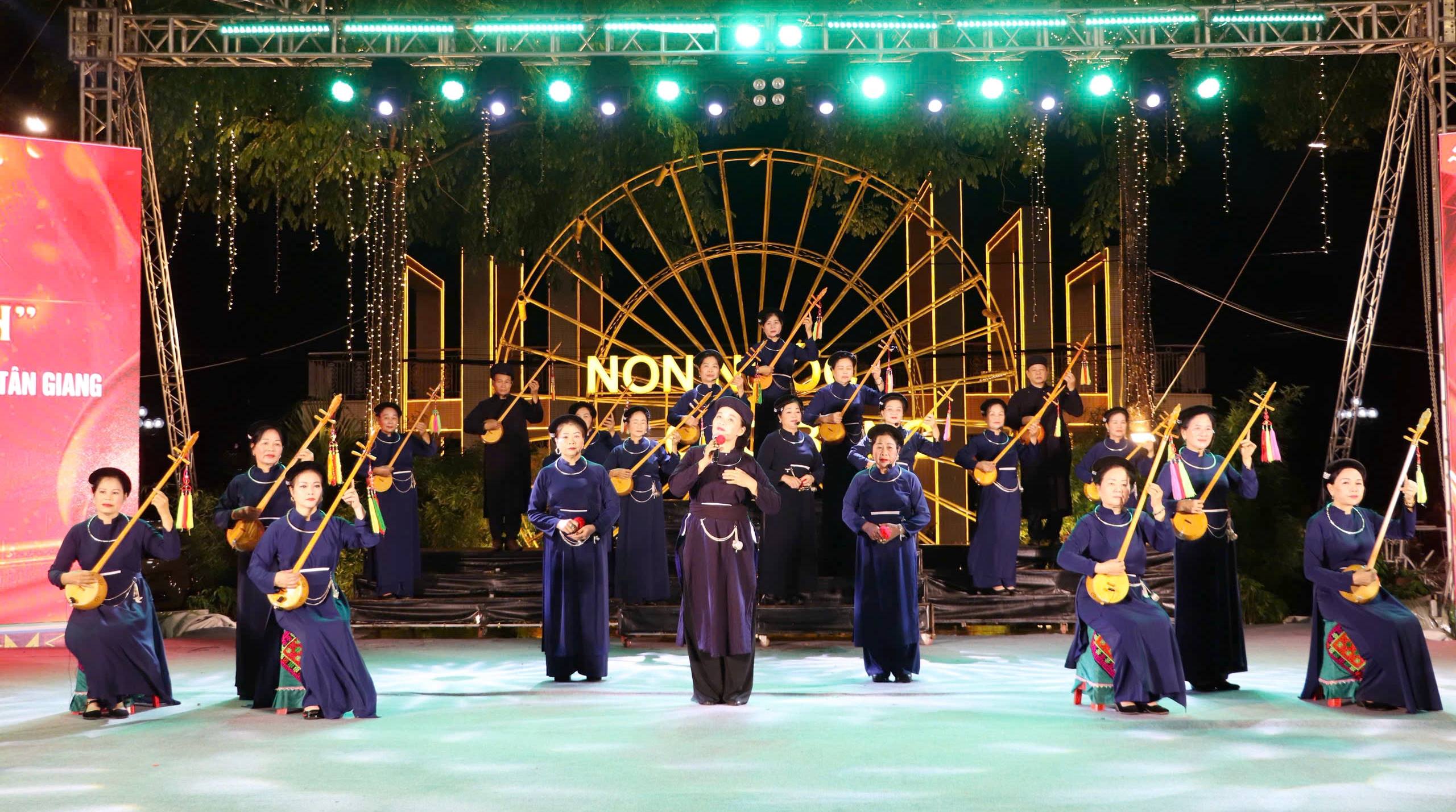 Chương trình nghệ thuật “Theo Đảng quang vinh" chào mừng thành công Đại hội đại biểu Đảng bộ phường Tân Giang lần thứ I