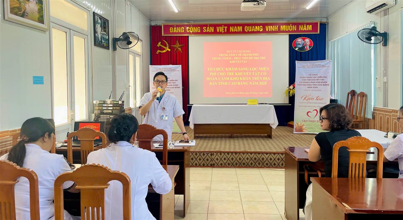 Tập huấn và khám sàng lọc cho trẻ khuyết tật tại Cao Bằng