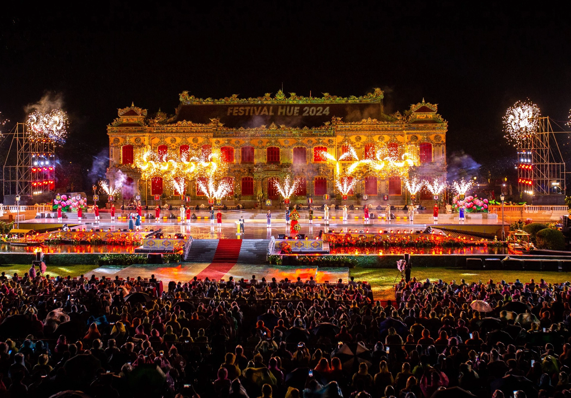 Điện Kiến Trung lung linh trong đêm khai mạc Festival Huế
