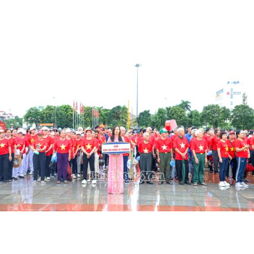 Cán bộ và Nhân dân Hưng Yên sôi nổi hưởng ứng chương trình đi bộ toàn quốc “Cùng Việt Nam tiến bước”