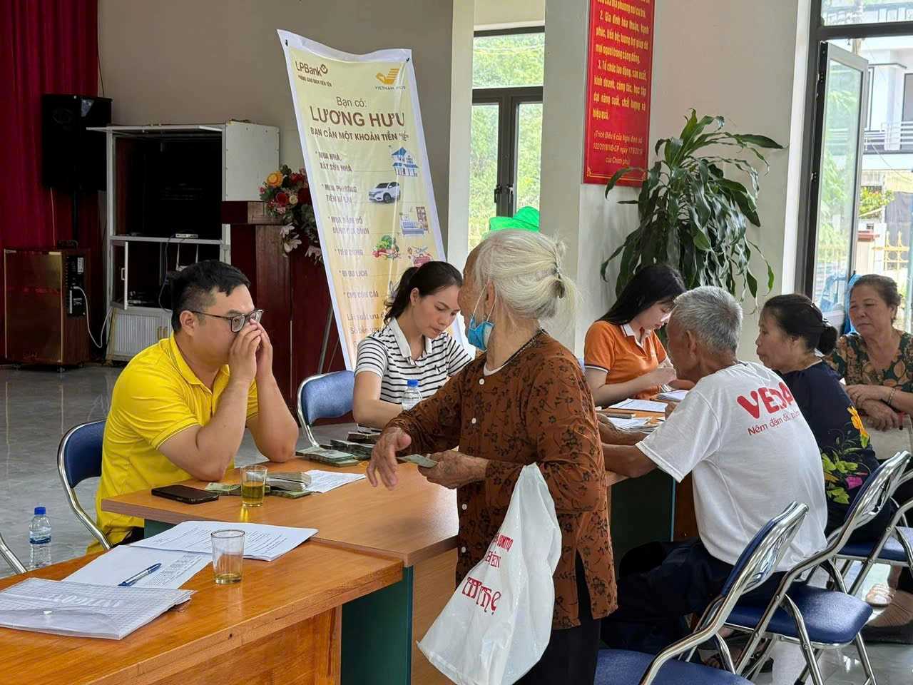 Quảng Ninh thúc đẩy chi trả BHXH không dùng tiền mặt