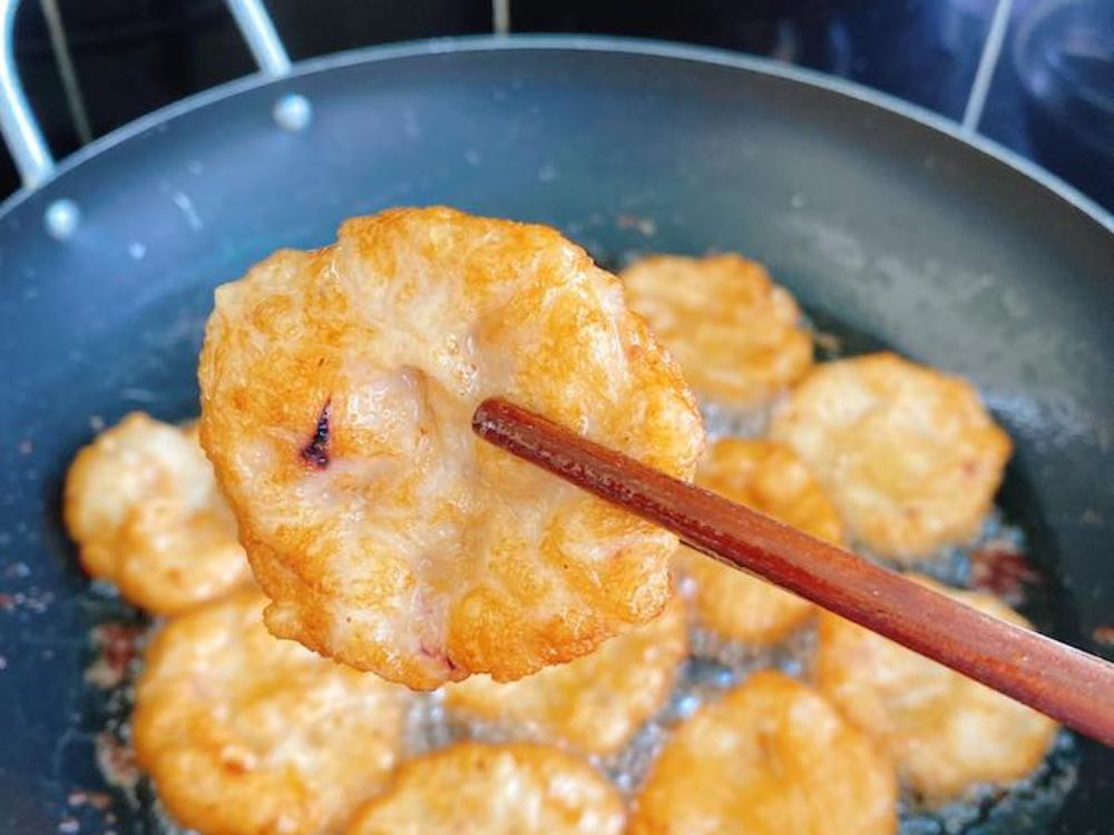 3. Nặn và chiên chả mực