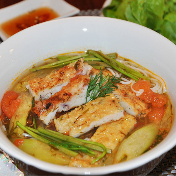 Hạ Long: Ăn bún chả mực "đúng điệu" và câu chuyện về tiếng chày giã tay