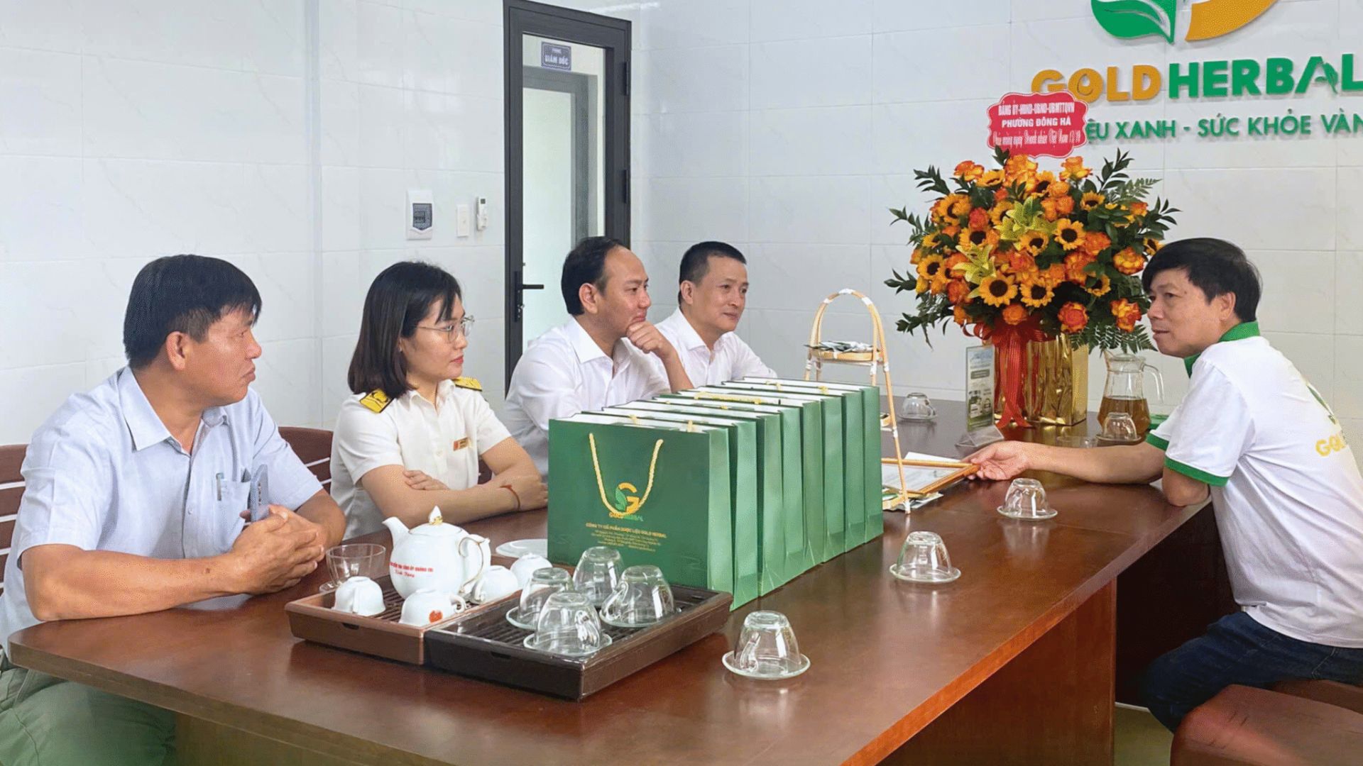 1. UBND Phường Đông Hà đến thăm và chúc mừng Gold Herbal