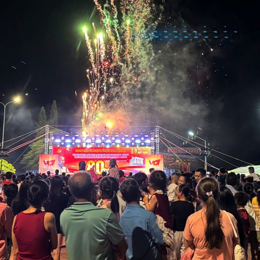 Trên 5.000 Người Đến Xem Chương Trình Văn Nghệ Và Bắn Pháo Hoa Nghệ Thuật Tại Hà Tiên