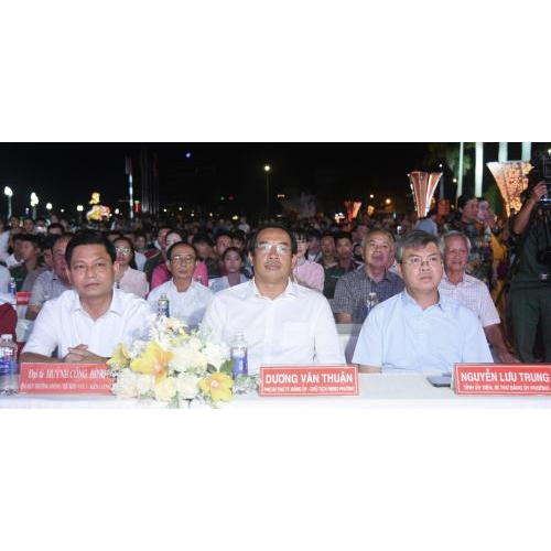 Trên 5.000 người đến xem chương trình văn nghệ và bắn pháo hoa nghệ thuật tại Hà Tiên