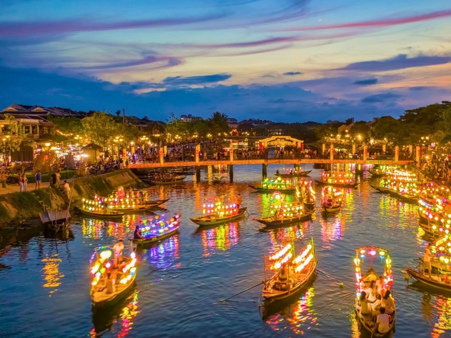 Trọn vẹn một ngày giữa lịch sử và ánh đèn lồng