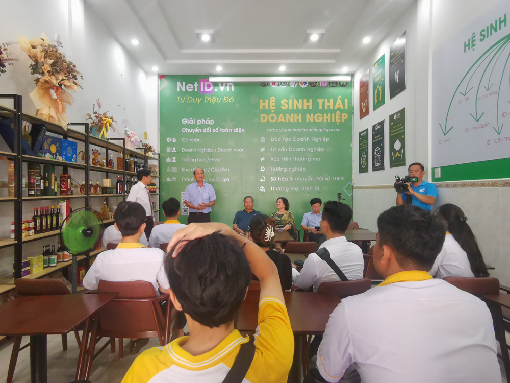 Trao đổi thông tin tại hội quán