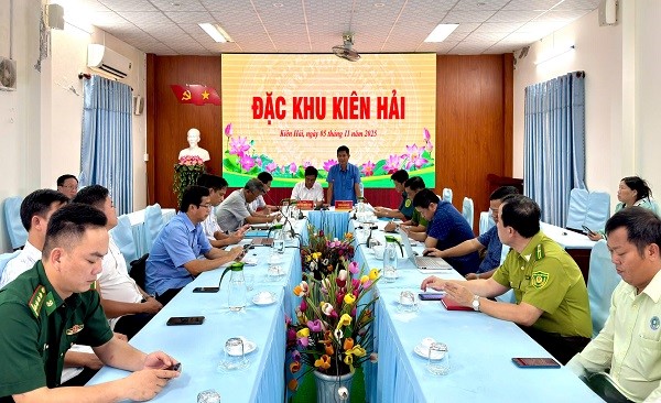 Họp thành viên UBND đặc khu thường kỳ tháng 10 và triển khai nhiệm vụ trọng tâm tháng 11 năm 2025