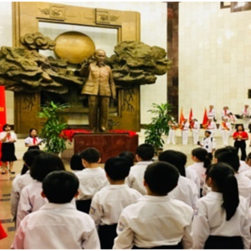 Lễ Kết Nạp Đội Của Học Sinh Trường Tiểu Học Trưng Vương Tại Bảo Tàng Hồ Chí Minh