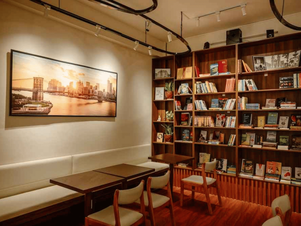 Tĩnh Books & Coffee