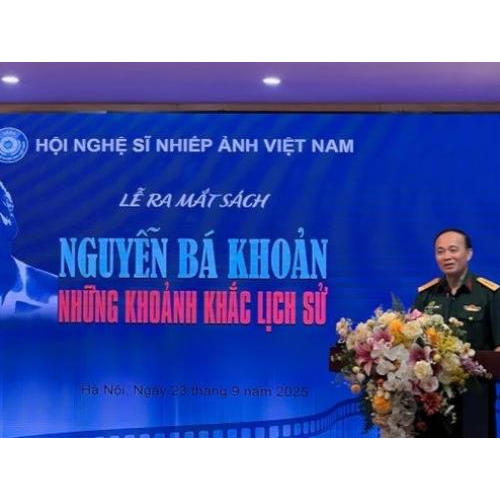 Tại buổi lễ ra mắt sách