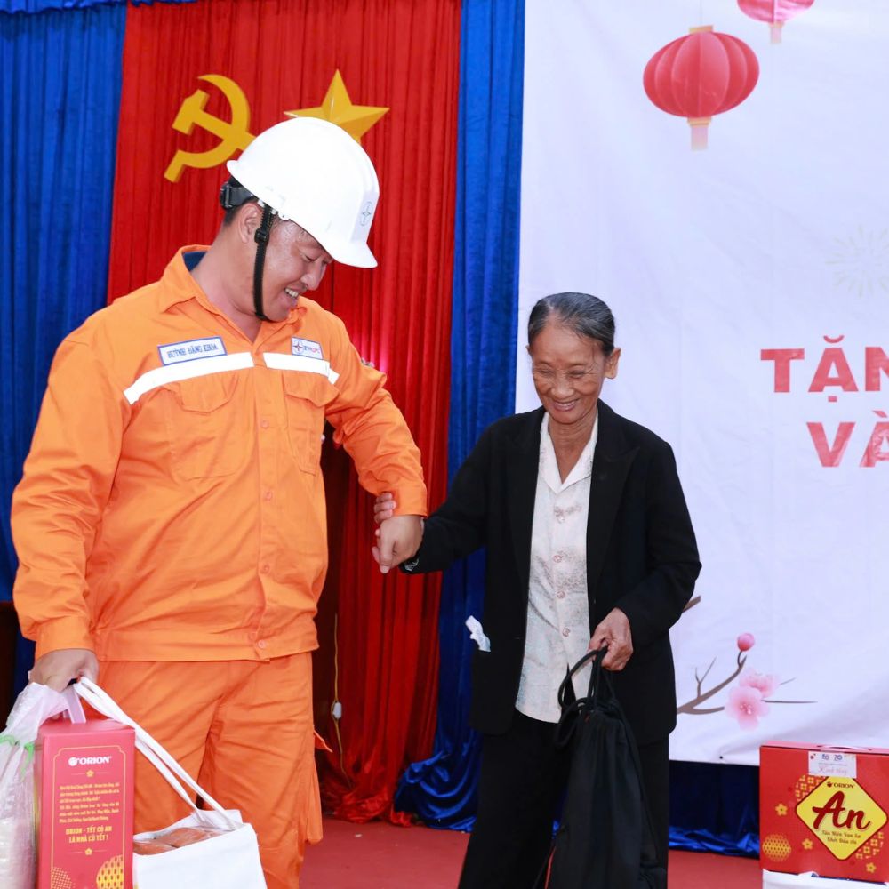 EVNSPC Chung Tay Chăm Lo Người Nghèo