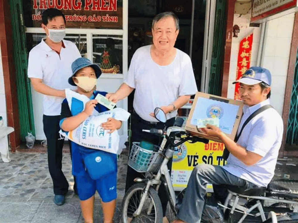 Hỗ trợ người bán vé số gặp khó khăn