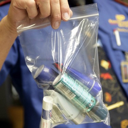 Vì Sao Chất Lỏng Bị Cấm Nhưng Mua ở Quầy Miễn Thuế Lại Được Mang Lên Máy Bay?