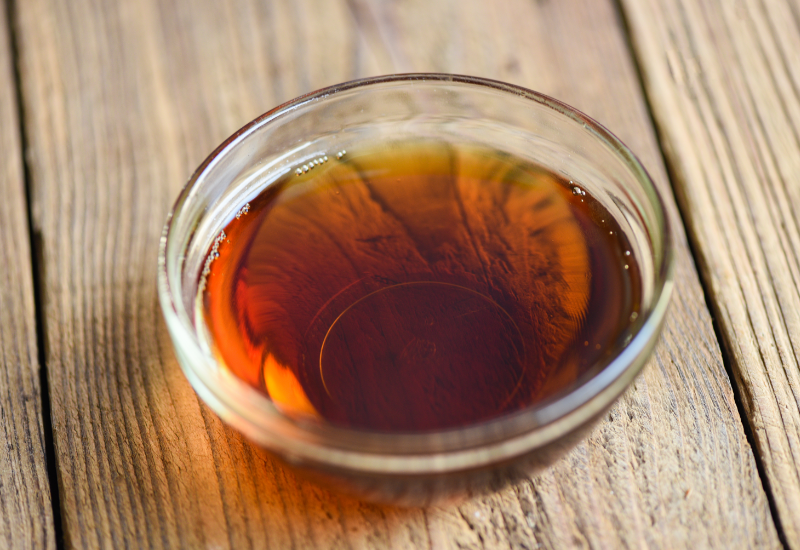 Màu nào là dấu hiệu nước mắm kém chất lượng?