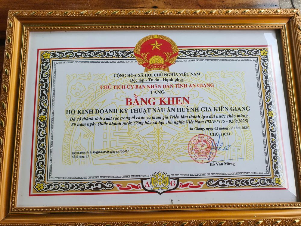 Trao tặng bằng khen ghi nhận thành tích xuất sắc