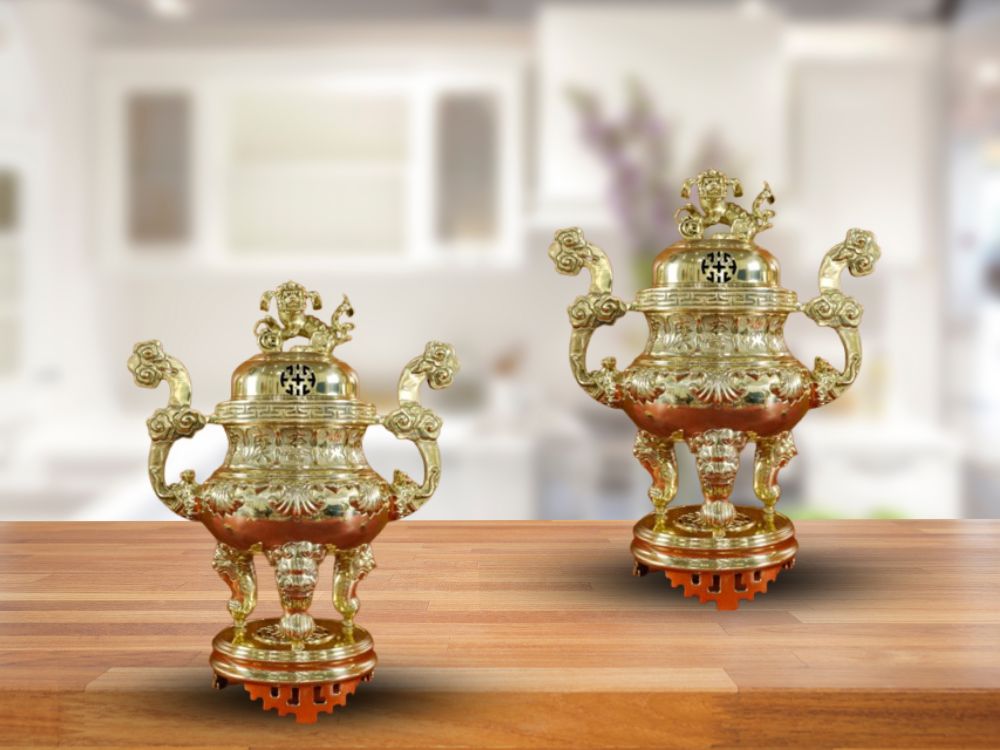 2. Thiết kế tai mây tinh xảo, tạo điểm nhấn cho bàn thờ gia tiên
