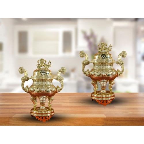 2. Thiết kế tai mây tinh xảo, tạo điểm nhấn cho bàn thờ gia tiên