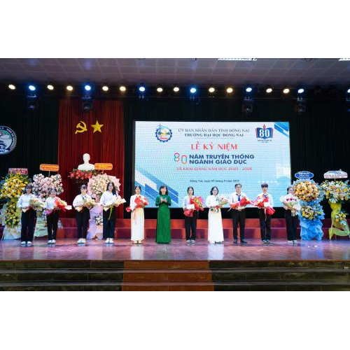 4. Trao học bổng khuyến học cho sinh viên