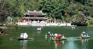 Lễ hội Chùa Hương: Điểm du lịch tâm linh không thể bỏ lỡ