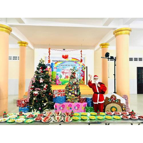 Ông Già Noel và gỡ quà từ cây thông