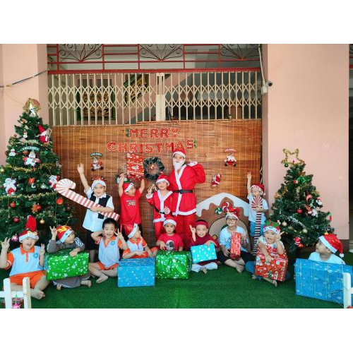 Ông Già Noel và gỡ quà từ cây thông