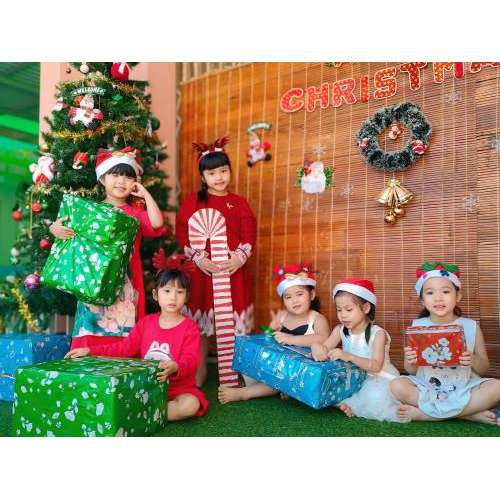 Ông Già Noel và gỡ quà từ cây thông