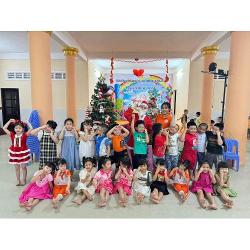 Ông Già Noel và gỡ quà từ cây thông