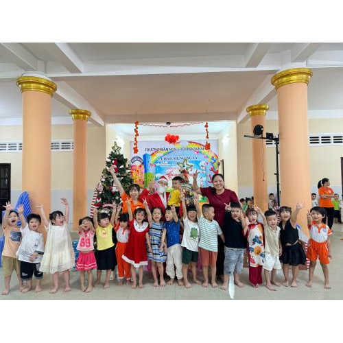 Ông Già Noel và gỡ quà từ cây thông