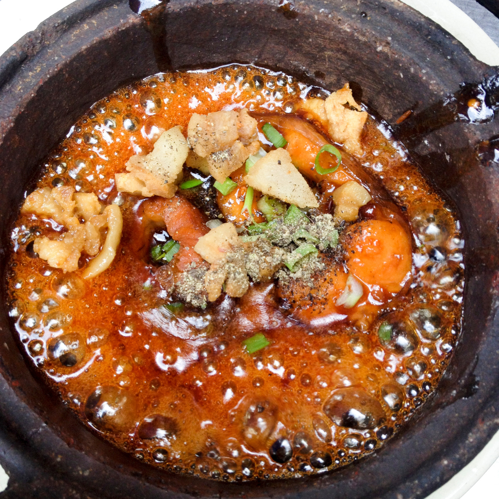 Mùi Cá Kho Tộ Và Tiếng Cười Bên Bếp Lửa Quê Nhà