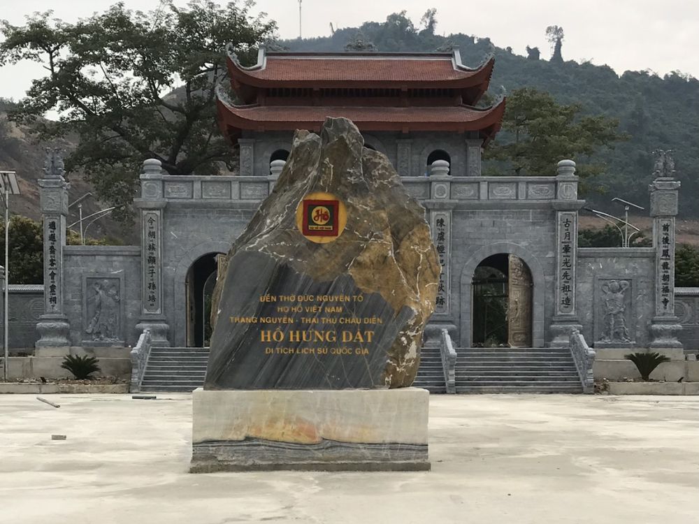 1. Tiểu sử và sự nghiệp
