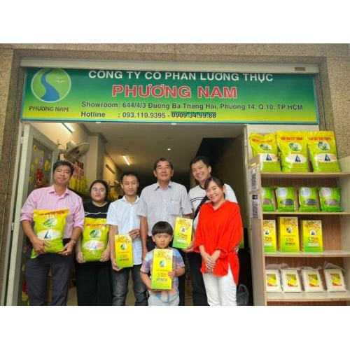 1. Tiểu sử và sự nghiệp